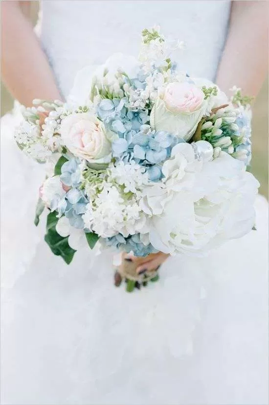 Mavi Ortanca ve Beyaz Çiçeklerden Soft Gelin Buketi